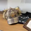 Gorra de Béisbol a Cuadros Bordada Estilo Retro Americano para Mujer, Moderna y Elegante, Cálido Sombrero Lei Feng de Doble Uso para Proteger los Oídos