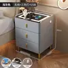 Mesita de noche inteligente, mesita de noche moderna de alta gama para dormitorio del hogar, gabinete de almacenamiento multifuncional de lujo ligero con carga inalámbrica