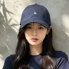 Nueva gorra de béisbol versátil de estilo coreano simple con bordado de personaje para mujer, gorra versátil de pico de pato para hombre para viajes al aire libre a principios de otoño