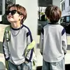 Camiseta de manga comprida com blocos de cor e retalhos para meninos, estilo primavera e outono, coleção de outono infantil, para meninos mais velhos, camiseta com manga raglan, blusa de modelagem solta
