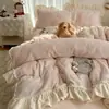 Juego de ropa de cama retro de cuatro piezas de terciopelo bordado estilo francés, con una cálida funda de edredón de terciopelo de doble cara y sábana/colcha de terciopelo de leche, perfecto para otoño e invierno
