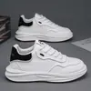 Zapatos de hombre 2026 nuevos de otoño ligeros zapatillas blancas versátiles zapatillas de moda para adolescentes zapatos casuales de nicho XG208