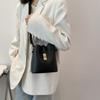 Bolsa popular 2023 novas bolsas moda portátil bolsa feminina verão versátil ins ombro mensageiro bucket bag
