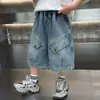 Shorts jeans para meninos, estilo fino de verão, novo modelo 2026, roupa de verão infantil estilosa e da moda, shorts para meninos na altura do joelho