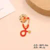 Broche Estetoscópio Colorido de Desenho Animado Popular da Amazon Joia Temática Doctor Who Pin de Lapela Acessórios para Joias Atacado