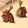 Acessórios de artesanato: chaveiros criativos tecidos à mão e pingentes de bolsa com vagens de nogueira, cabaças de madeira de pêssego e moedas de cobre
