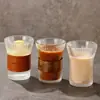 Vaso de vidrio retro con rayas verticales y funda de cuero, resistente al calor, para café, té y agua, diseño elegante para uso doméstico, vaso tipo acordeón
