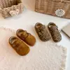 Zapatos Birkenstock para niños, nueva colección primavera/otoño 2026, zapatos de suela blanda para niñas, mocasines con estampado de leopardo, zapatos pequeños de cuero elegantes y versátiles