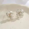 Versátiles Aretes de Camelia para el Trayecto Diario, Artesanía Cepillada de Aleación de Cobre, Aguja de Plata S925, Aretes Tridimensionales de Alta Gama para Mujer