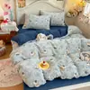 Juego de ropa de cama de cuatro piezas de terciopelo de leche engrosado de grado A con estampados de dibujos animados, que incluye una funda de edredón y una sábana bajera, adecuado para otoño e invierno, y diseñado para dormitorios estudiantiles