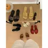Sandálias Slip-On Estilo Coreano para Mulheres Primavera/Verão 2026 Planas com Solado Macio Chinelos de Exterior com Tiras Finas Sandálias Versáteis Convenientes para o Dia a Dia