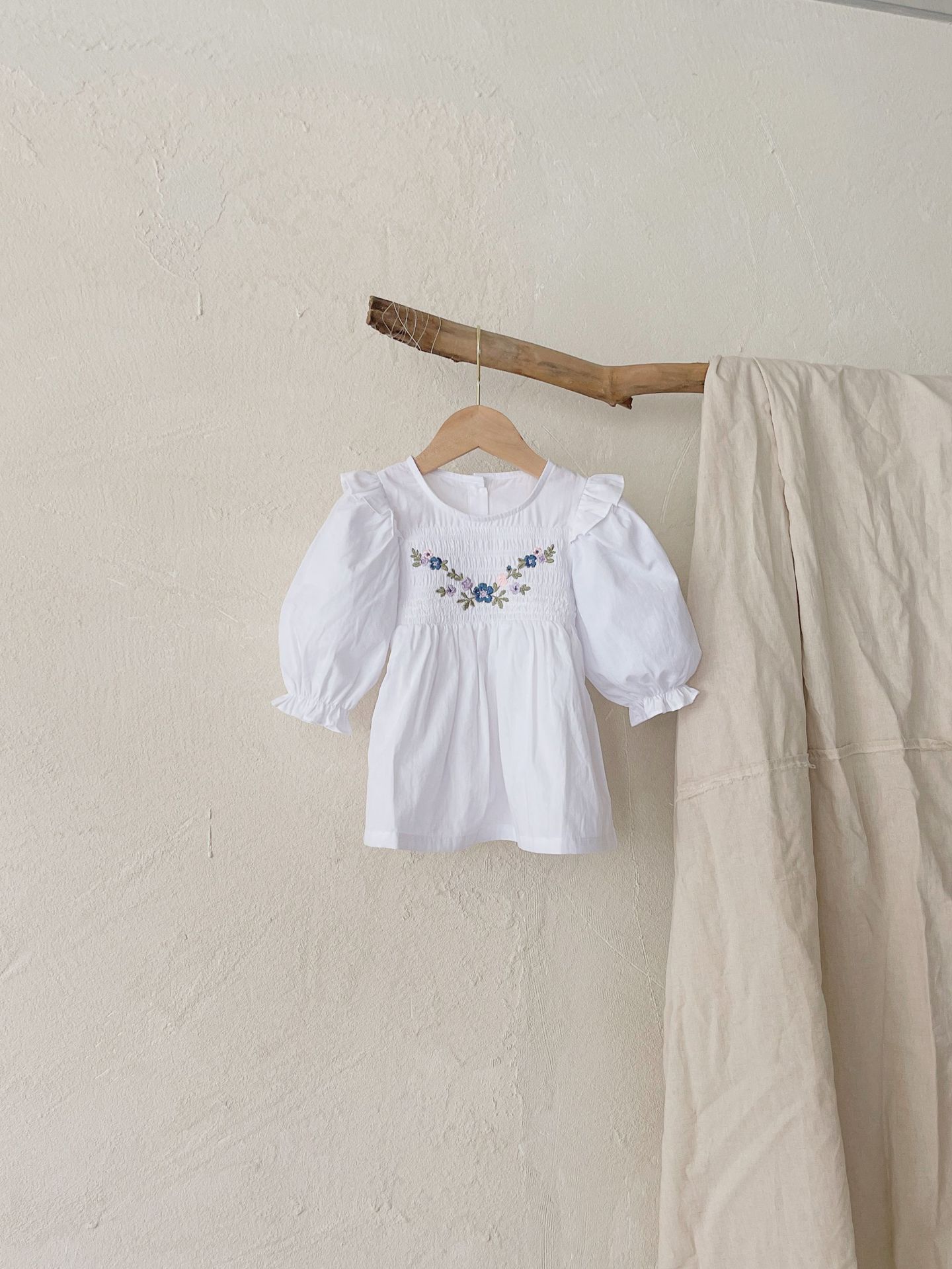 4智贝主图女童精致花朵刺绣打揽飞袖甜美公主连衣裙女宝宝儿童秋