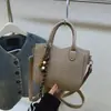 Bolso de mujer de nicho de moda estilo coreano transfronterizo, nuevo bolso cruzado de moda Otoño 2026, bolso cubo texturizado de mano
