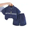 Conjunto de Roupas de Verão para Meninos 2026 Novo Estilo Camisa Jeans Infantil Manga Curta Roupas Casuais de Verão para Bebê Conjunto de Duas Peças Tendência