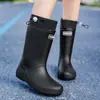 Botas de Chuva e Sapatos Aquáticos de Novo Estilo Transfronteiriços para Mulheres, Impermeáveis, Antiderrapantes, Modernos e Populares, Sapatos de Chuva Leves para Mulheres, Sapatos de Borracha para Adultos