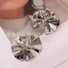 Brincos de Metal Plissado Estilo Borboleta Sombra Retro para Mulheres Nicho Europeu e Americano Simples Elegante Estiloso Único Estilo Cool