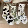 Meias de Veludo de Visão Outono e Inverno Femininas Fofas com Plus Veludo Estampa de Vaca Resistentes a Odores Meias para Chão de Casa Espessadas Proteção Contra o Frio Meias Pós-Parto
