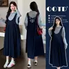 Vestido de maternidade para primavera e outono, novo estilo com conjunto de saia-jardineira jeans e camisa com gola polo, apresentando um laço nas costas e uma saia longa que afina a silhueta.