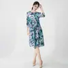 Vestido de Alta Costura Feminino Estilo Issey Miyake com Textura Premium, Gola Redonda Estampada, Comprimento Médio, Modelagem Solta, Vestido que Valoriza a Silhueta e Emagrece