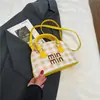 Bolso de mano retro de nicho con forma de concha para mujer, nueva colección primavera 2026, con un elegante diseño de cuadros estampados, adecuado para llevar en el hombro o como bolso cruzado