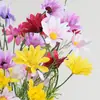 Flores artificiales pequeñas de margarita, ramo de flores falsas de crisantemo realista de alta gama, arreglo floral decorativo para sala de estar