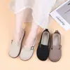 Zapatos de tela estilo Old Beijing para mujer, modelo nuevo primavera-verano 2026, zapatos casuales tipo slip-on de malla transpirable, zapatos cómodos para madres de mediana edad y mayores