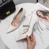 Outono 2025 Novos Sapatos de Salto Alto Mary Jane Apontados Brancos com Strass Salto Agulha Elegantes Sapatos Únicos de Couro Envernizado para Mulheres