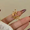 Diseño de Nicho Metalizado Mate Dorado Corazón Hueco Dulce Fresco Anillo Floral Vintage Microincrustado Circonita de Colores Anillo Apilable para Mujeres
