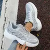 Zapatillas de malla de gran tamaño para mujer para primavera y otoño, estilo nuevo con suelas gruesas y cordones, zapatos deportivos y casuales transfronterizos, zapatos de papá para mujer, venta al por mayor
