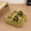 Pantuflas peludas para mujer para usar en exteriores, nuevo modelo 2026, zapatos peludos con suela gruesa y letras, pantuflas de algodón elegantes de alta gama para mujer