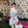Conjunto Estilo Vacaciones en la Playa con un Diseño Puro y Atractivo, Top Tubo Blanco de Cuello Halter, Traje de Baño de Dos Piezas Floral Azul para Mujer