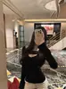 Novo Estilo Hot Girl Cropped de Tricô Vazado com Decote V para Mulheres em Preto e Branco, Ombro a Ombro, Ajuste ao Corpo, Manga Longa, Top para Camada Interna