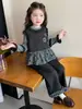 Ropa infantil nueva y elegante para primavera y otoño de 2026: un conjunto informal de tres piezas a la moda para niñas, perfecto para usar a principios de otoño