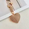 Pingente chaveiro em formato de coração cravejado de diamantes transfronteiriço, decoração criativa e fofa de bolsa em formato de coração de veludo de couro, chaveiro de carro