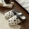 Corazón de niña, pantuflas retro esponjosas de lunares en bloques de color personalizados, cómodas pantuflas de suela suave para otoño e invierno para estudiantes, pantuflas cálidas de algodón para uso en dormitorio, estilo de mujer