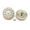 Cárdigan de Punto de Plástico Estilo Chanel Electroplateado con Botones Redondos de Diamante Texturizado Blanco, Botones de Perla y Adornos de Camelia