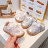 Zapatillas de Entrenamiento Alemanas con Encaje para Bebé Estilo Nuevo Primavera/Otoño 2026 Versátiles para Niñas Pequeñas Zapatos Forrest Gump Zapatos Casuales de Tabla Zapatos Deportivos para Niños Pequeños