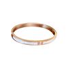 Pulsera de concha de acero de titanio, pulsera de diseño versátil para viajeros de moda, pulsera elegante de lujo ligero de alta gama, venta al por mayor