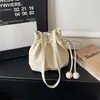 Bolsa de Cubo con Cordón Nueva de Alto Valor Primavera 2026 Bolso Pequeño Clásico Plegado de Mano Bolso de Hombro Cruzado Moderno para Mujer