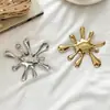 Coleção de Broches Irregulares de Pérola Flor de Cruzamento para Mulheres, Luxo Leve, Alto Padrão, Retrô, Broche Versátil com Corsage para Terno