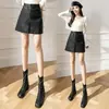 Design Inovador Outono/Inverno 2026 Saia de Couro Pequena com Cintura Assimétrica Feminina PU Bodycon Cintura Alta Saia Curta Evasê