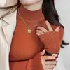 Camiseta Base de Color Sólido para Mujer Otoño Invierno Nuevo Suéter de Punto Simple Ropa Interior Top de Manga Larga Cuello Semi Alto Negro