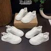 Zapatos cómodos de suela blanda de piel de vaca de primera capa para mujer, nuevo estilo casual de zapatillas blancas para principios de otoño 2026