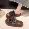 Nuevas Pantuflas Peludas con Estampado de Leopardo de Felpa para Mujer Lindas de Otoño e Invierno para el Hogar Interiores Antideslizantes de Algodón para Mujer Venta al por Mayor en Supermercados