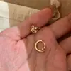 Brincos de Clipe Flor de Íris Embelezados com Strass Estilo Vintage, Design de Nicho, Estilo Versátil Meados do Século, Pequenos Brincos Minimalistas Estilo Ins