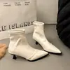 Botines de punta para mujer, nueva colección otoño/invierno 2026, botines cortos de moda, botines estrechos de nicho para mujer, botines de tacón de aguja alto