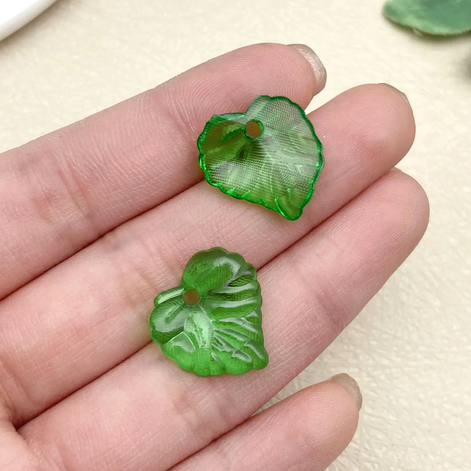 22155-SC2-绿色亚克力塑料爱心叶子17x16mm-0