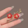Nuevo Broche Estilo Chino Estilo Nacional Flor de Ciruelo Roja Broche Antiexposición Personalizado de Gama Alta Accesorios para Ropa de Traje