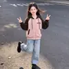 Conjunto de Duas Peças Tendência para Meninas 2026 Primavera e Outono Novo Estilo Americano Jaqueta com Capuz Color Block Jeans com Estrelas