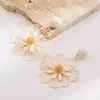 Acessórios He Ming: Brincos de Flor de Ráfia Artesanais Frescos e Doces com um Toque de Luxo Leve e High-End, Perfeitos para um Estilo de Férias